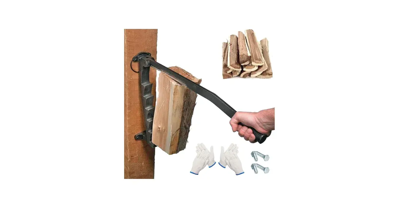Ein Mann benutzt einen anzündholz spalter, um Holz zu spalten. Daneben liegen ein Haufen gespaltenes Holz, Handschuhe und Schrauben.