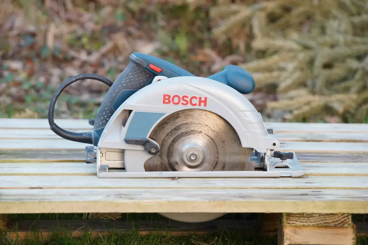 Bosch Kreissäge bereit für den Einsatz. Sie liegt auf Holzplanken, ideal zum Zerkleinern von Brennholz.