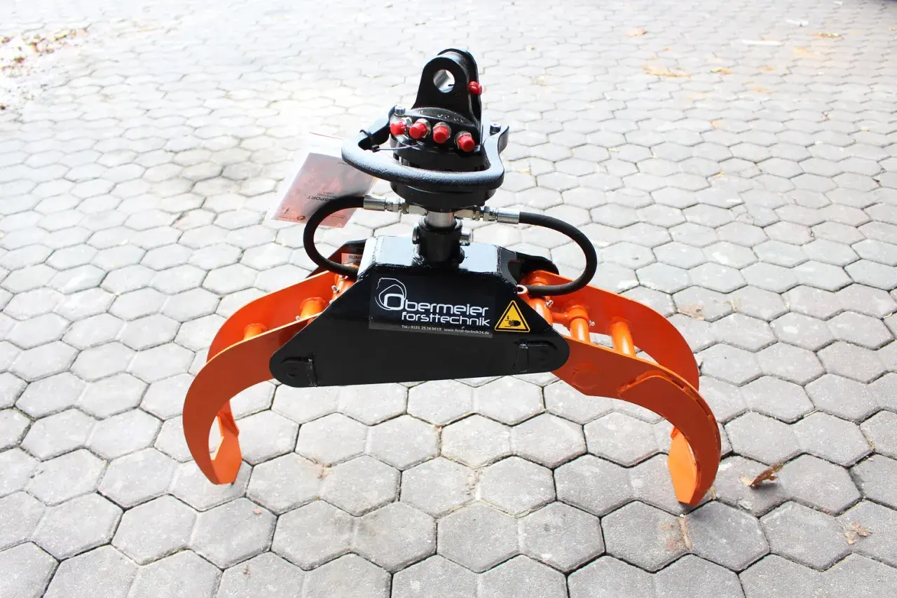 Forstkran-Greifer mit 1T Rotator, bereit für den Einsatz im Wald.