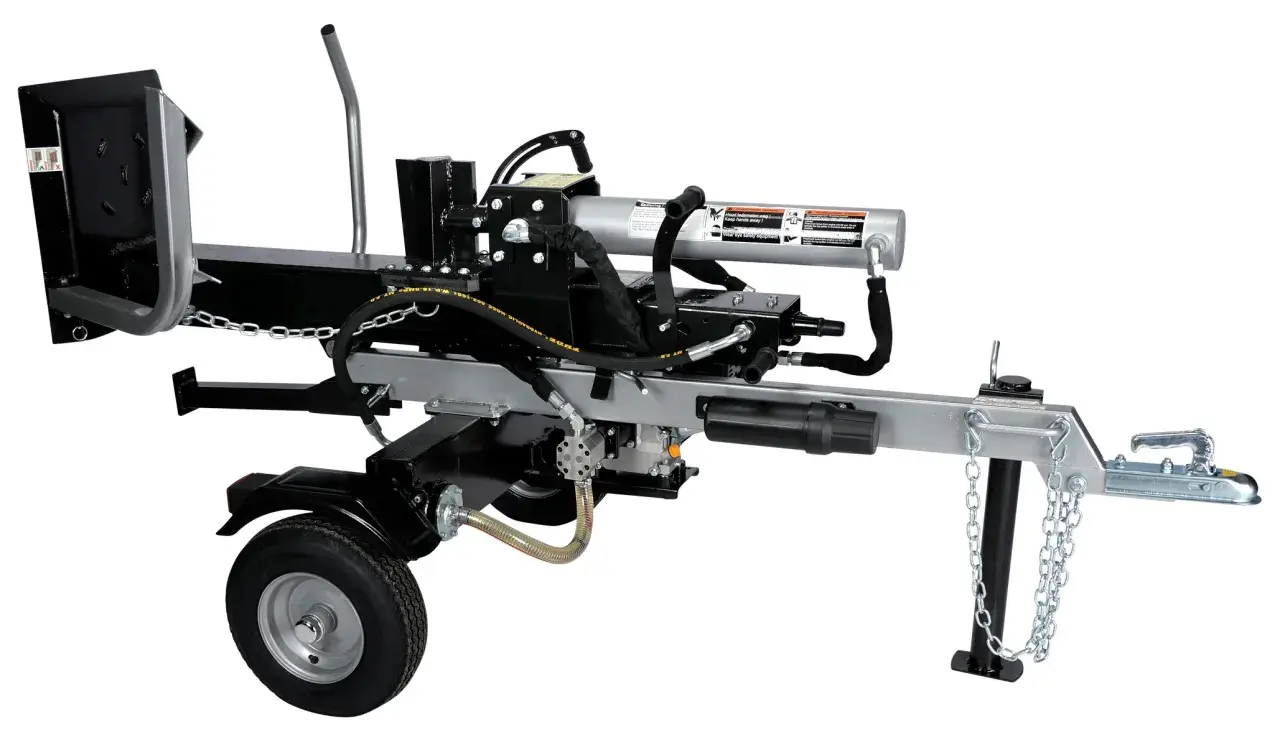 Hydraulischer Motorspalter mit Rädern und Anhängerkupplung, bereit für den Einsatz im Wald.