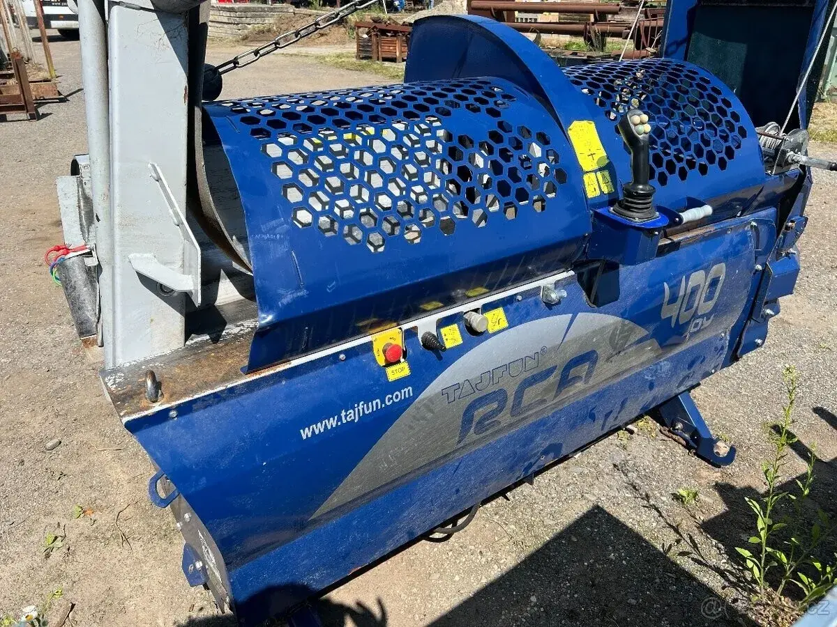 Blauer Tajfun RCA 400 Holzspalter mit Joystick-Steuerung und Wabengitter.