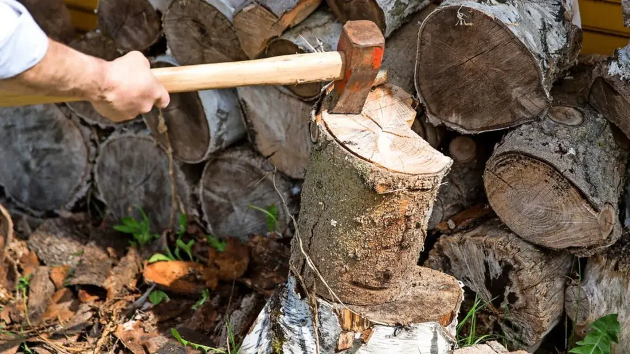Mann spaltet Holz mit Axt. Der Stapel zeigt, wie man Holz stapeln kann, mit Rinde nach oben oder unten.