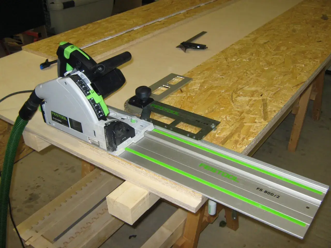 Festool-System für präzise Schnitte in Holz. Die **Standsäge Holz** mit Führungsschiene ermöglicht gerade und saubere Zuschnitte.