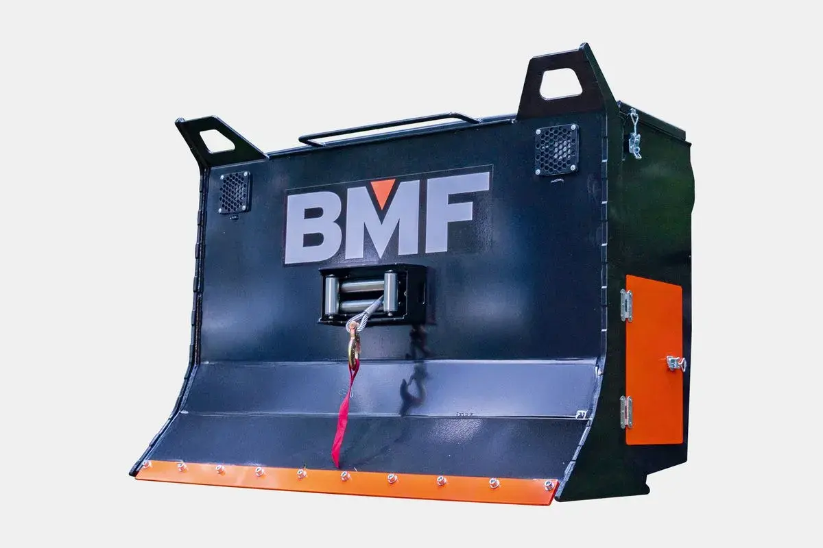 Schwarze Forstkiste für Seilwinde mit BMF-Logo und orangefarbener Klappe. Robust und bereit für den Einsatz im Wald.
