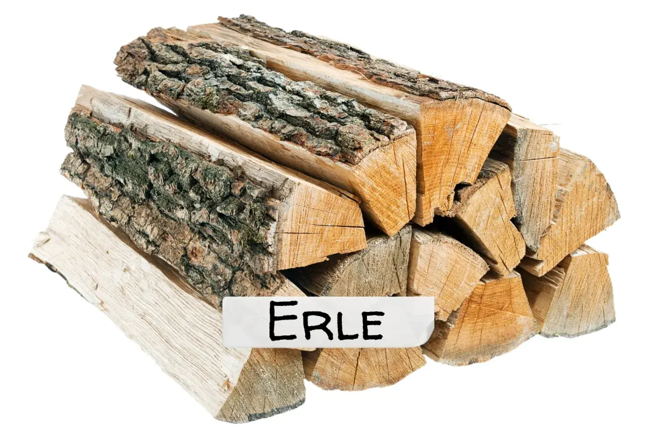 Ein Stapel gespaltenes Brennholz, gekennzeichnet als "Erle". Dieses Holz ist erle gutes Brennholz für gemütliche Abende.