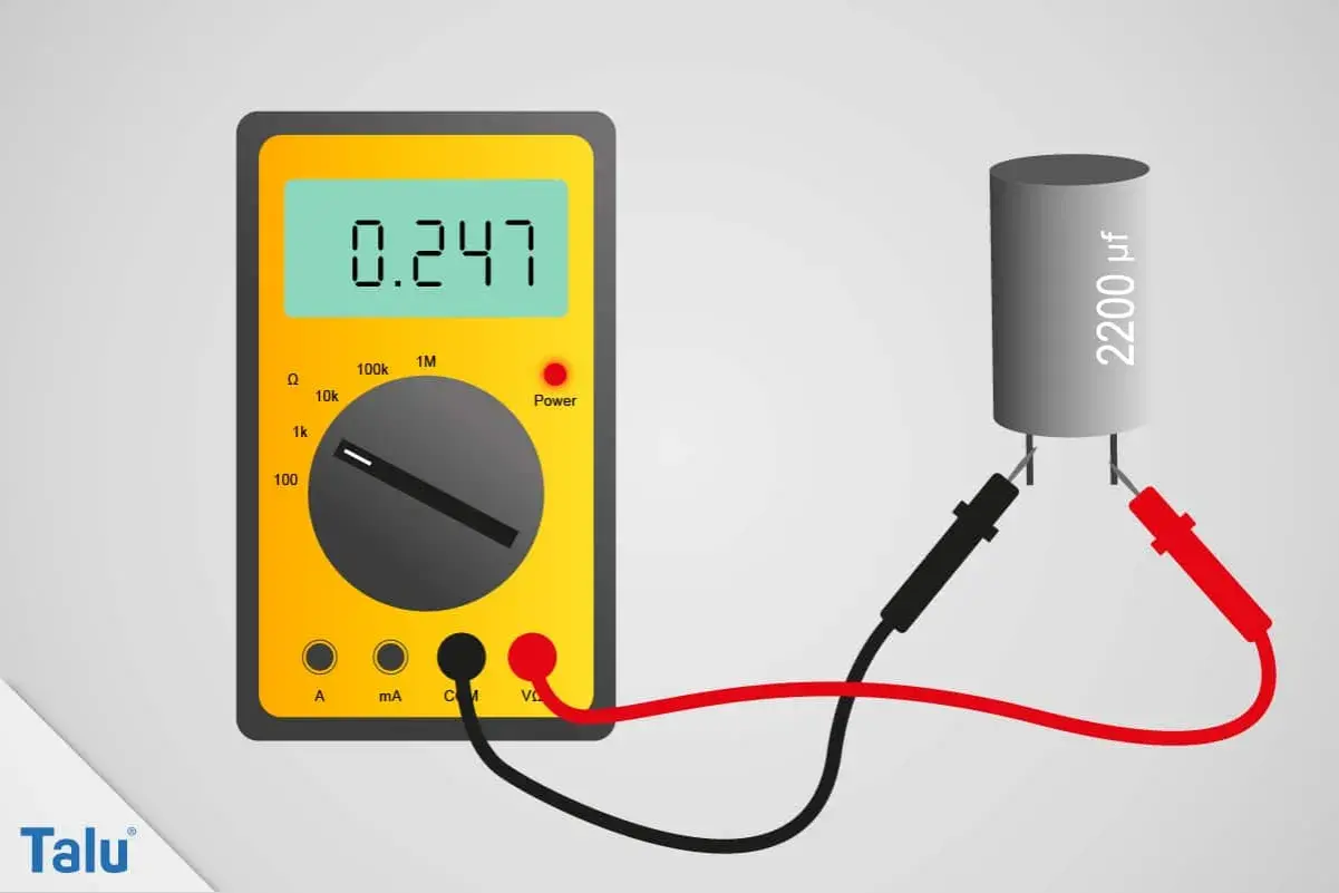 Ein Multimeter misst den Wert eines 2200 µF Kondensators, der für einen Elektromotor bestimmt ist.
