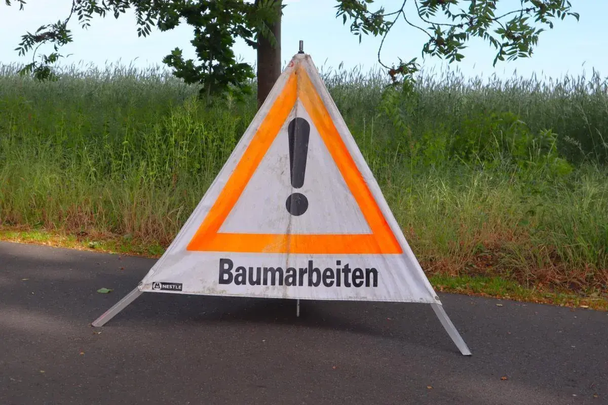 Warnschild mit Ausrufezeichen und der Aufschrift "Baumarbeiten". Als Baum 1, was darf ich?