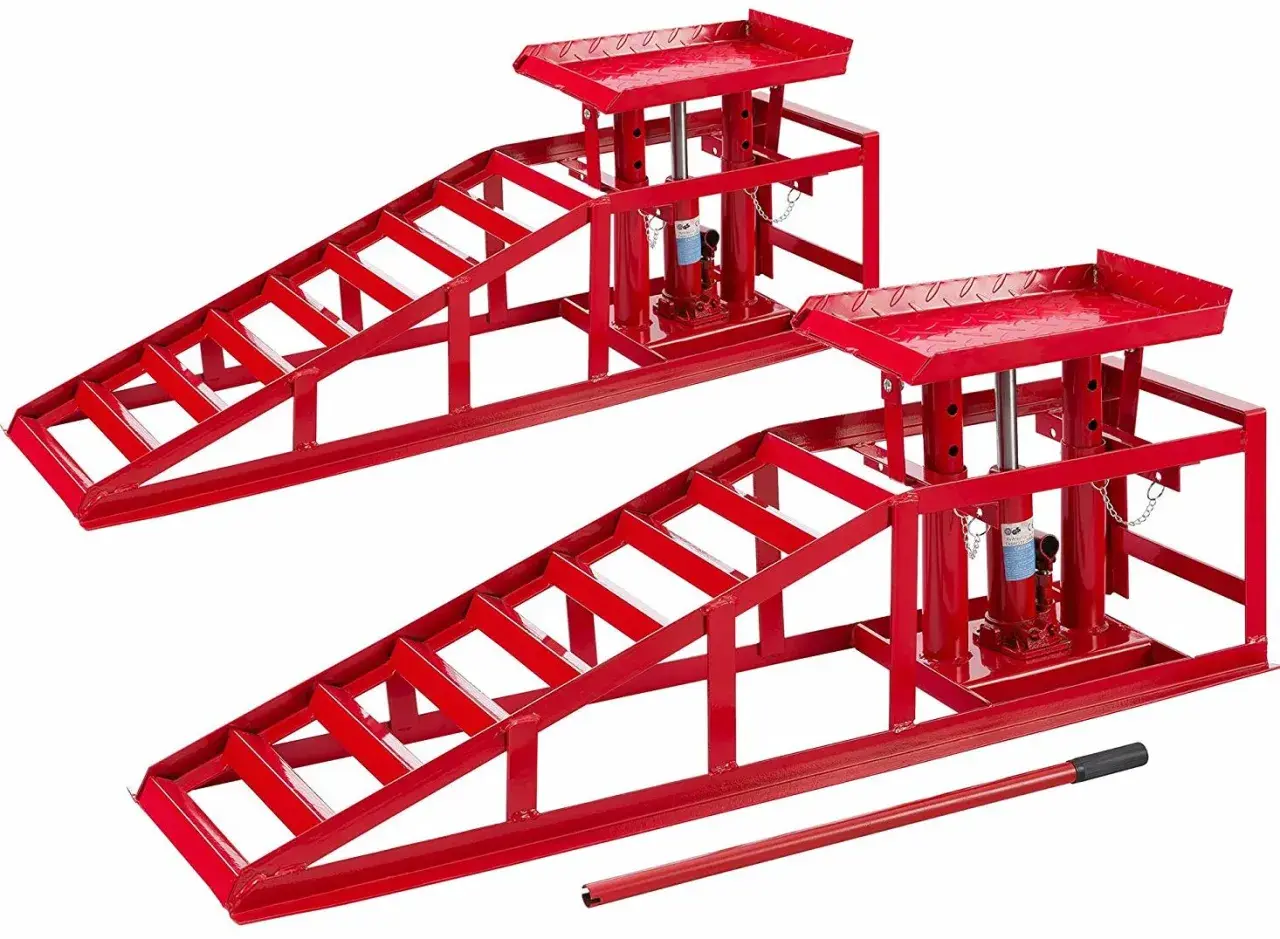 Zwei rote Auffahrrampen 2t mit integrierten Hydraulikhebern für einfache Fahrzeugwartung.