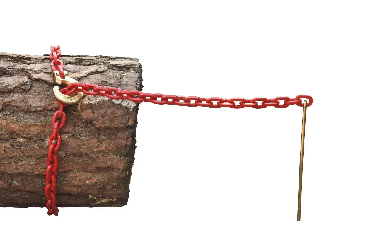 Rote Kette mit Haken um einen Baumstamm geschlungen, die als Chokerkette dient und an einem Metallstab befestigt ist.