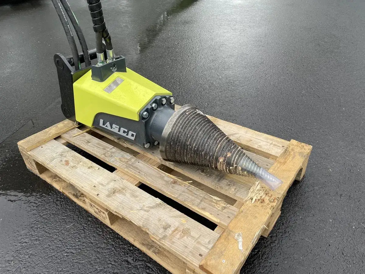 Gebruachter Kegelspalter für Bagger, bereit für den Einsatz.