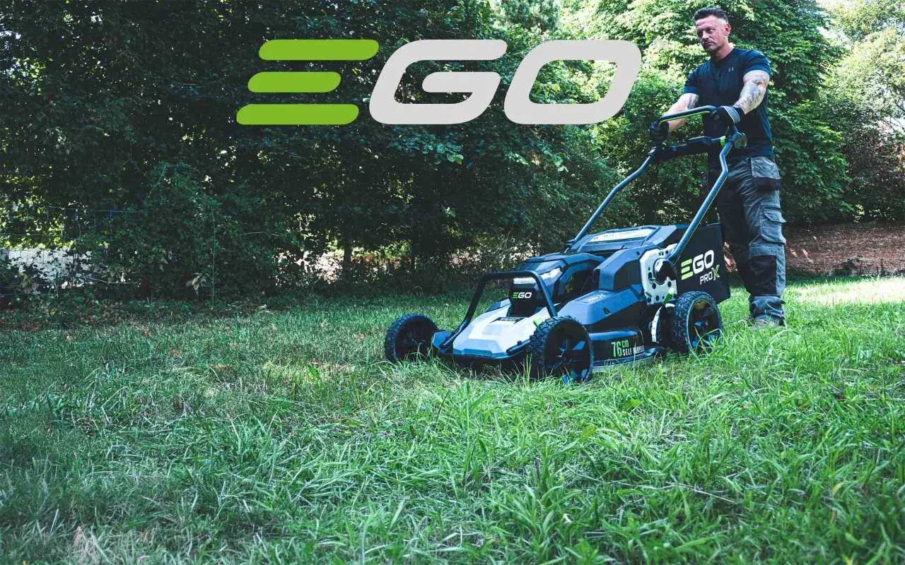 Mann schiebt einen e go rasenm&auml;her durch gr&uuml;nes Gras.