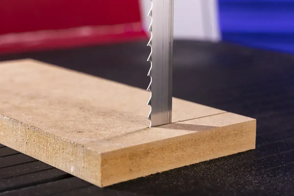 Scharfe Bandsägeblätter für Brennholz schneiden präzise durch Holz.