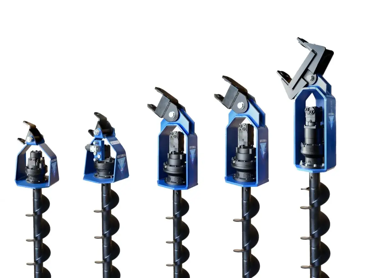 Fünf hydraulik erdbohrer in verschiedenen Größen, von klein bis groß, mit schwarzen Spiralbohrern und blauen Aufhängungen.