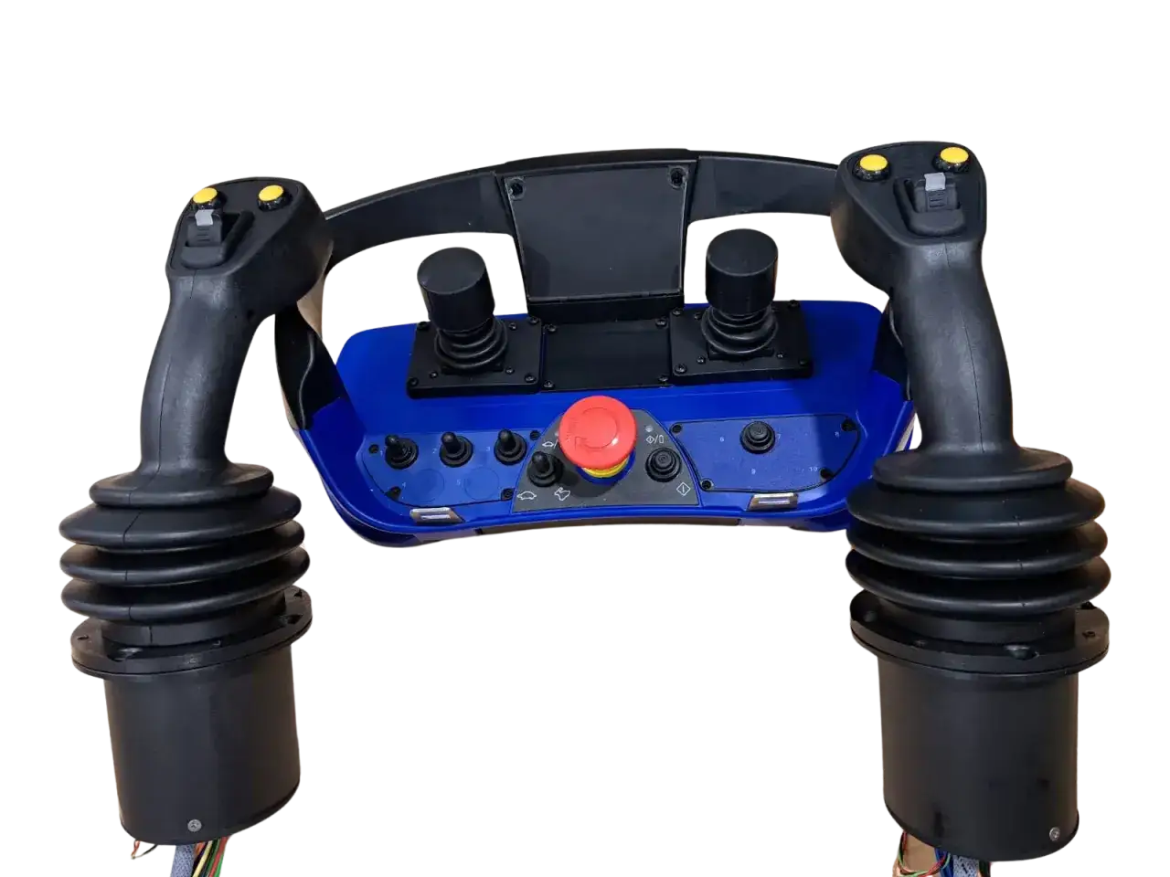 Funksteuerung für Kran mit Joysticks, Knöpfen und Not-Aus-Schalter.