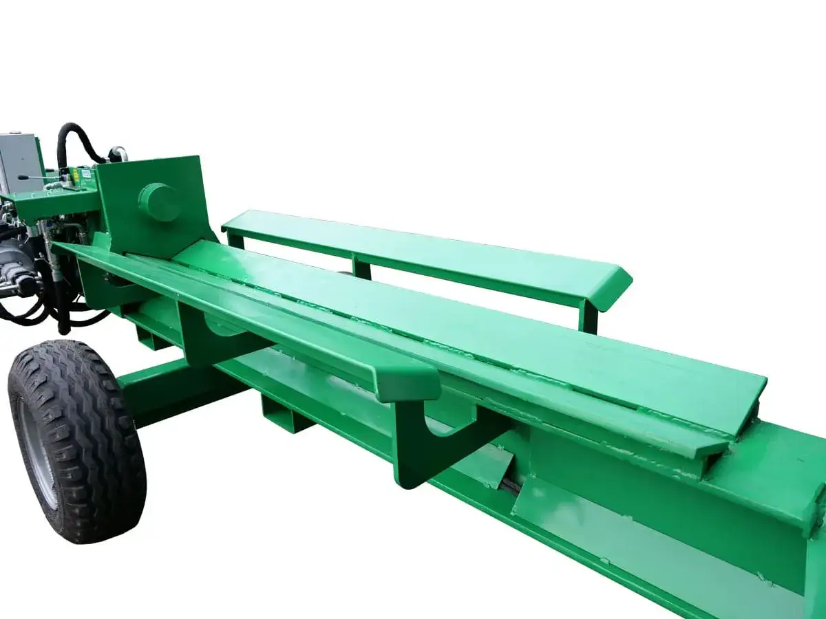 Grüner Holzspalter mit Reifen und hydraulischem Zylinder. Ein robustes Gerät von einem erfahrenen holzspalter hersteller.
