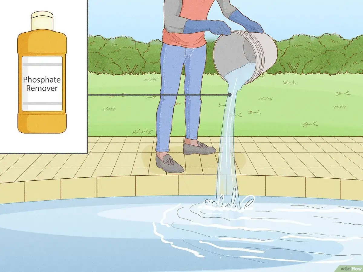 Person gießt Wasser aus einem Eimer in den Pool, um Algen im Pool vorzubeugen. Daneben eine Flasche