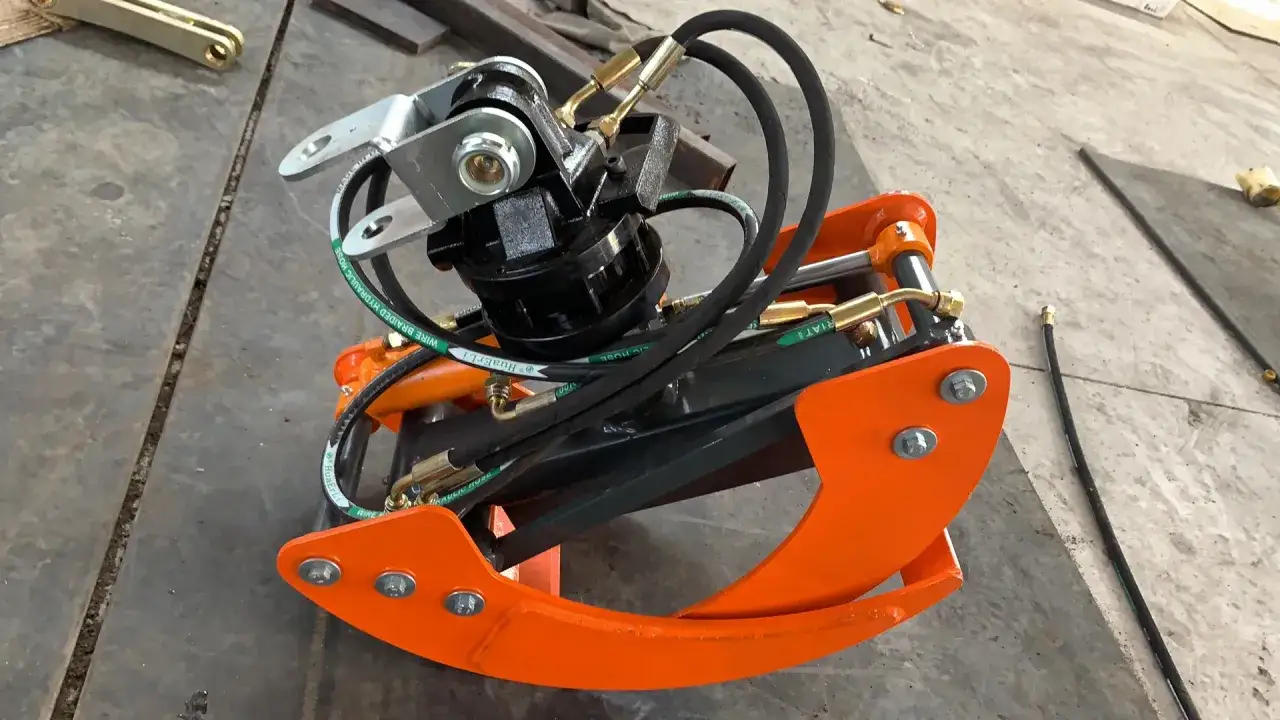 Orange Greifer mit hydraulischem rotator 1t. Bereit für den Einsatz im Forst.