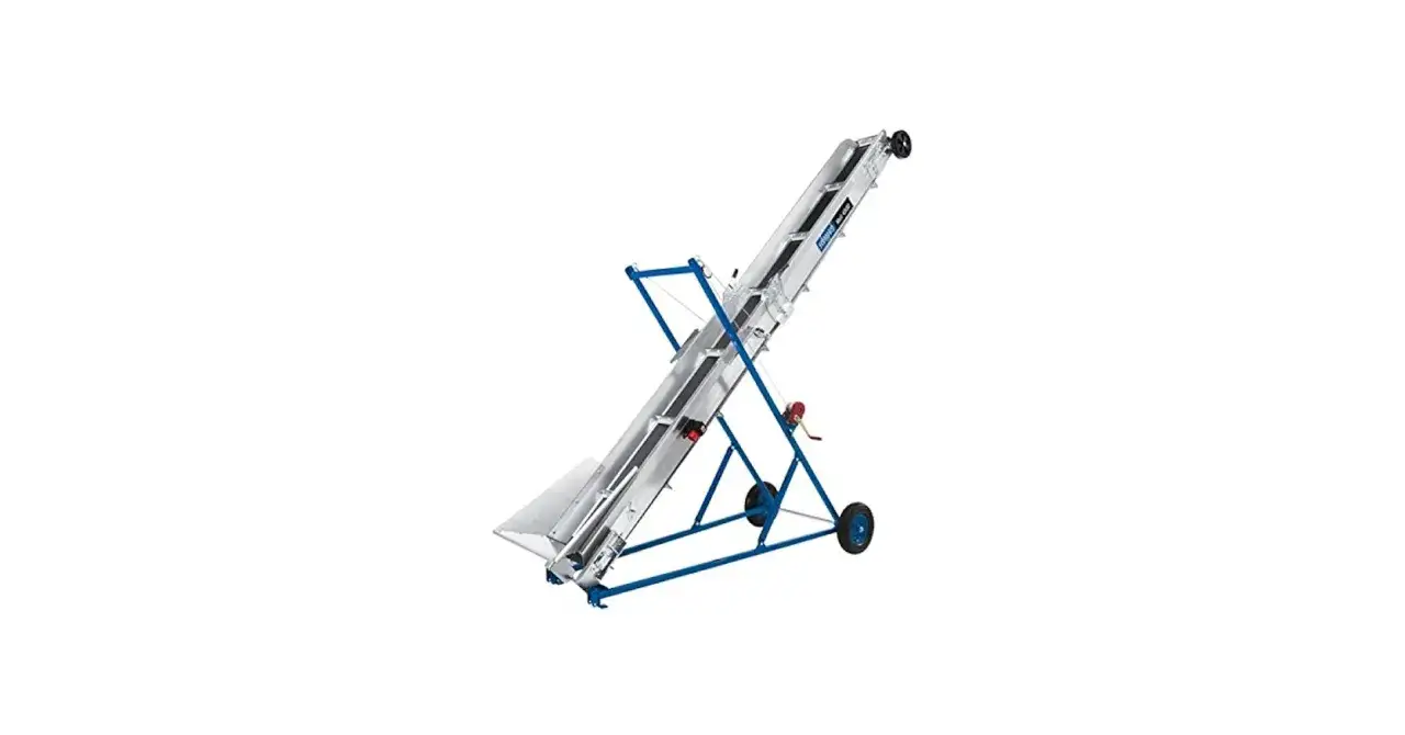 Ein mobiles scheppach Förderband auf blauem Gestell mit Rädern, bereit für den Materialtransport.