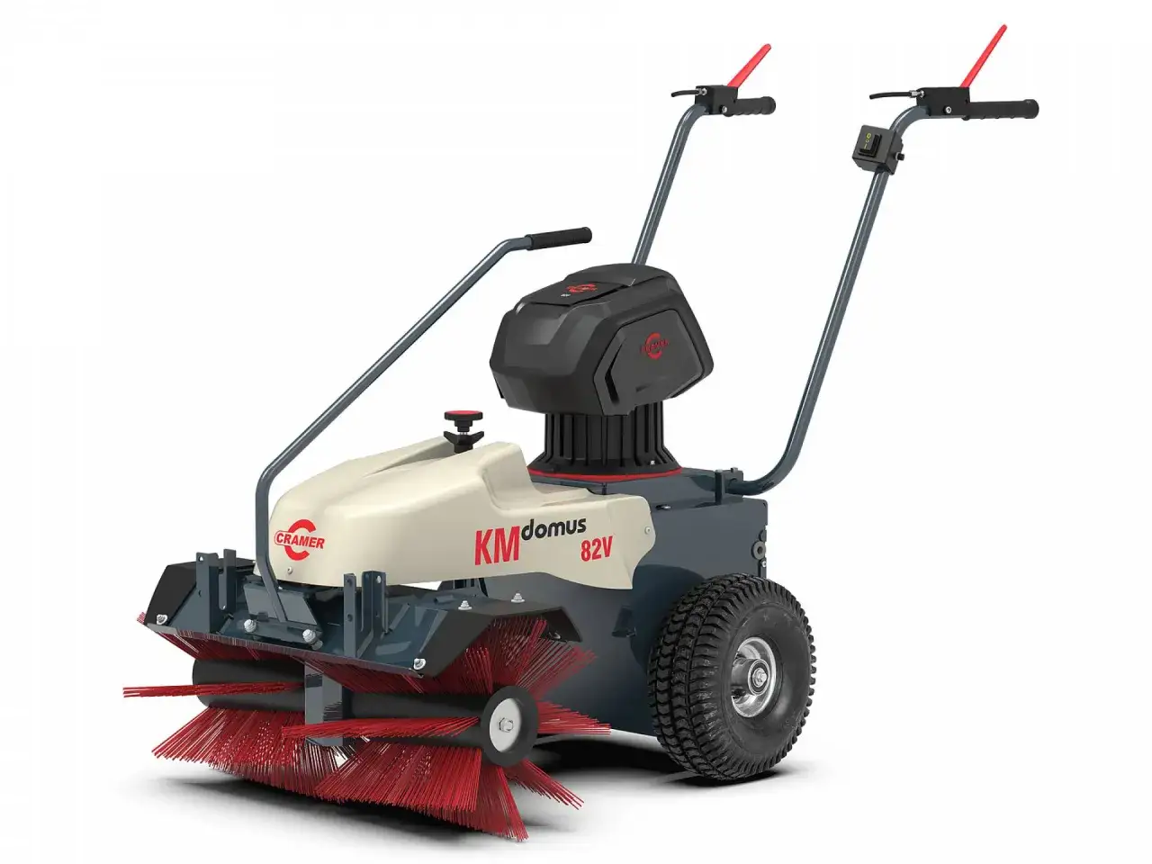Ein Cramer Gartengerät, die KM 82V Kehrmaschine, mit rot-grauen Bürsten und einem Akku-Gehäuse.