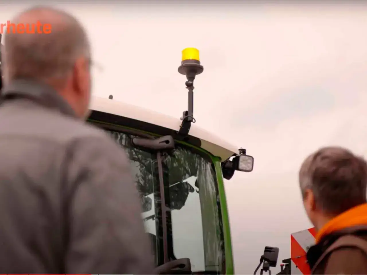Gelbe Rundumkennleuchte auf einem Traktor, bereit für den Einsatz.