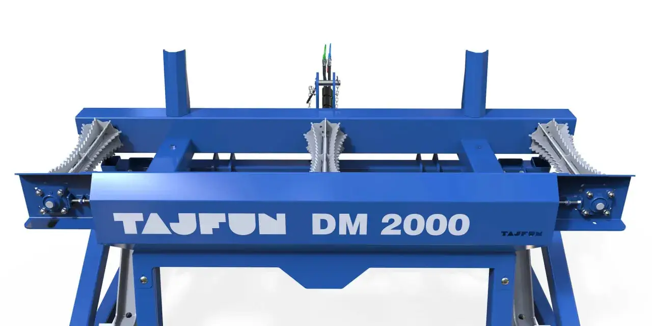 Blauer TAJFUN DM 2000 Mulcher mit gezackten Walzen, bereit für den Einsatz im Gelände.
