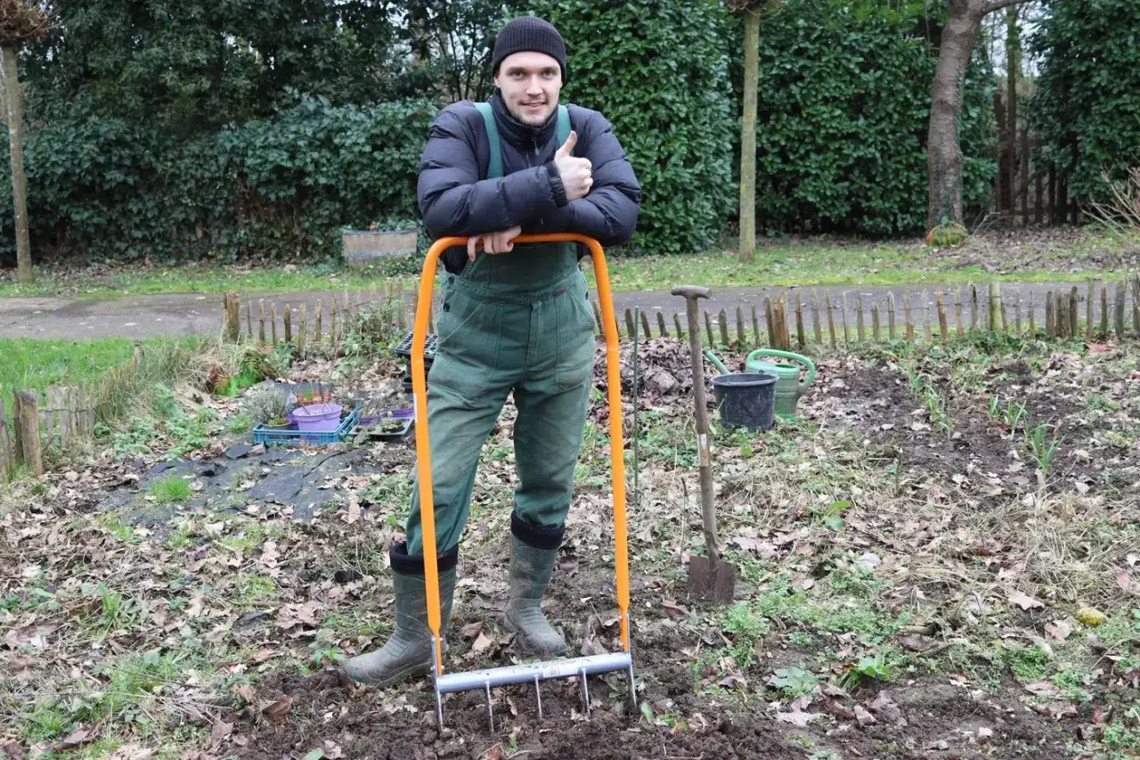 Gärtner mit Harke, Daumen hoch. Gute hecht 7100 erfahrungen im Garten.