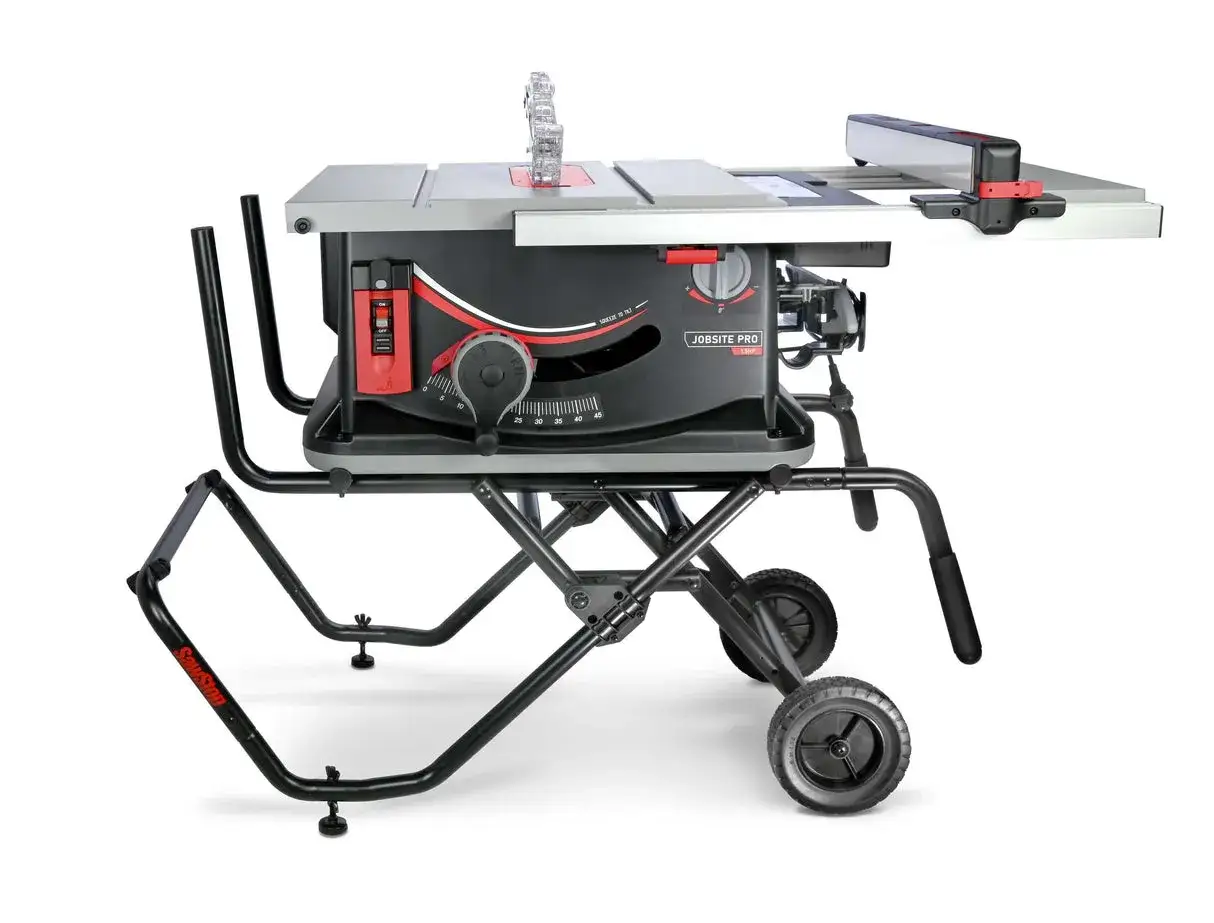 Mobile Kreissäge mit robustem Untergestell und Rädern für einfachen Transport. Perfekt für Baustellen.