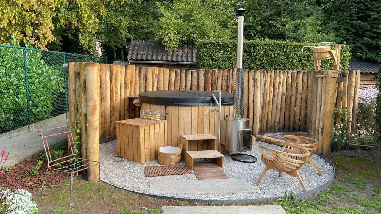 Ein rustikaler Whirlpool mit Holzverkleidung und Ofen, perfekt für ein entspanntes