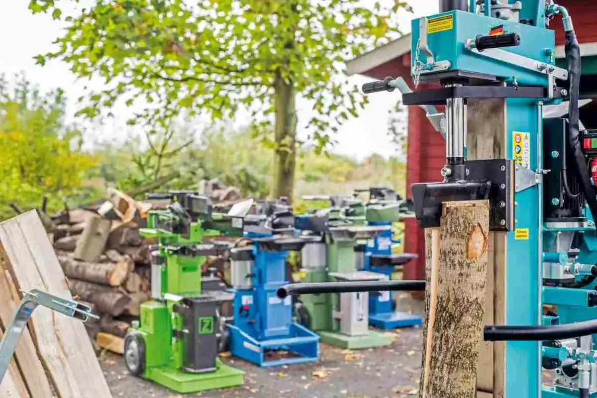 Mehrere Holzspaltmaschinen, darunter auch bayerwald maschinen, stehen bereit, um Holz für den Winter zu spalten.
