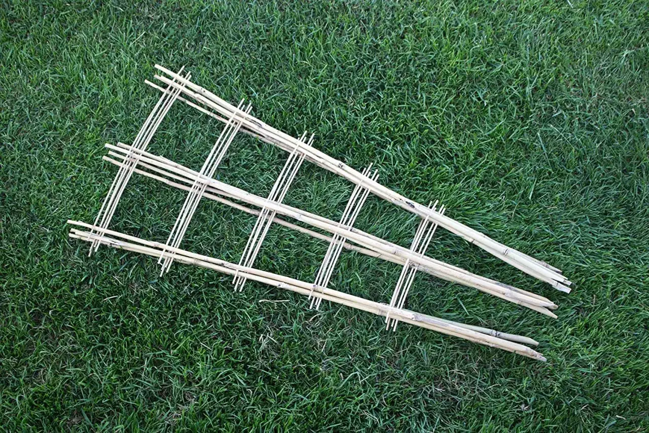 Selbstgebaute Rankhilfe aus Bambus auf grünem Rasen. Ideal, um Pflanzen beim Wachsen zu unterstützen.