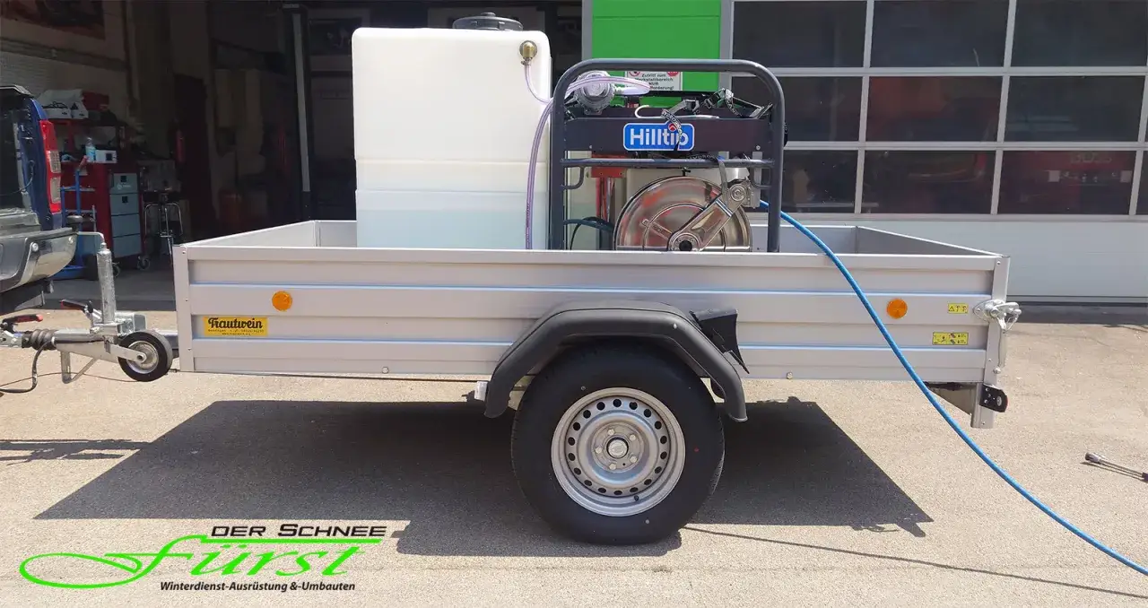 Ein Hochdruckreiniger-Anhänger mit großem Wassertank und Hilti-Gerät, bereit für den Einsatz.