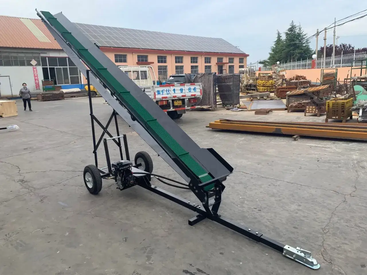 Mobile wippsäge mit benzinmotor und förderband, bereit für den Holzeinschlag.