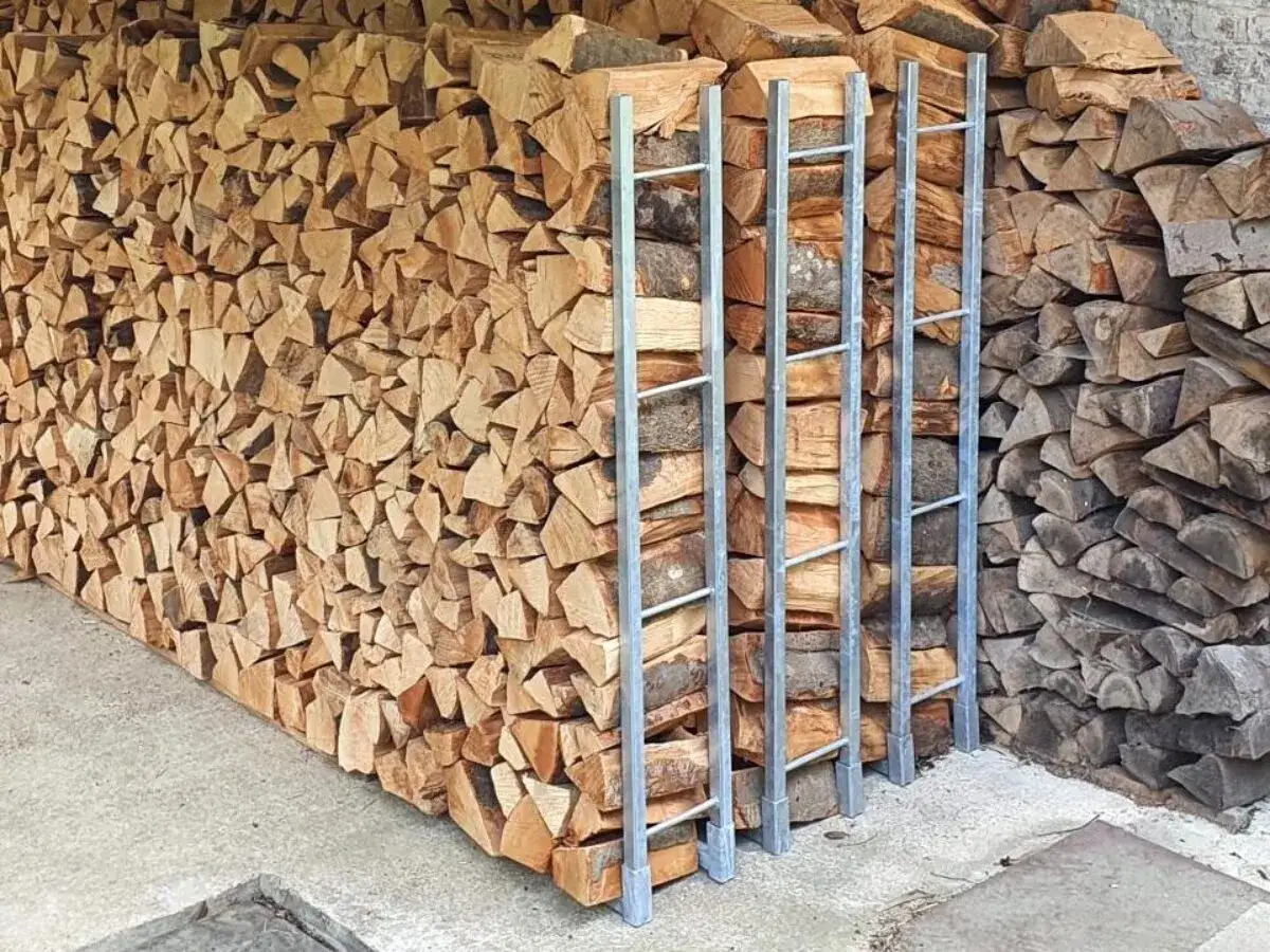 Ein gro&szlig;er Stapel gespaltenes Brennholz, darunter auch Walnussholz, wartet auf seinen Einsatz. Der hohe Brennwert dieses Holzes sorgt f&uuml;r wohlige W&auml;rme.