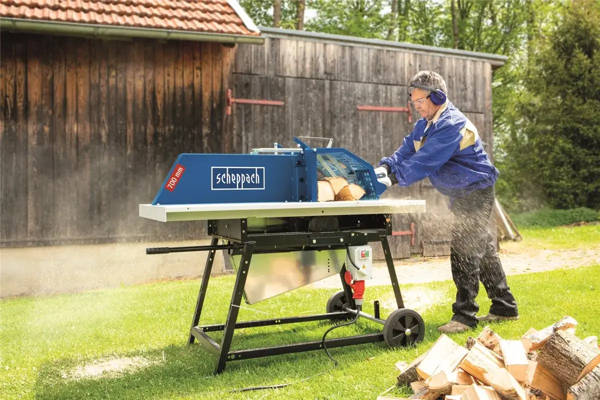 Mann sägt Holz mit einer Scheppach Kreissäge 700 mm.