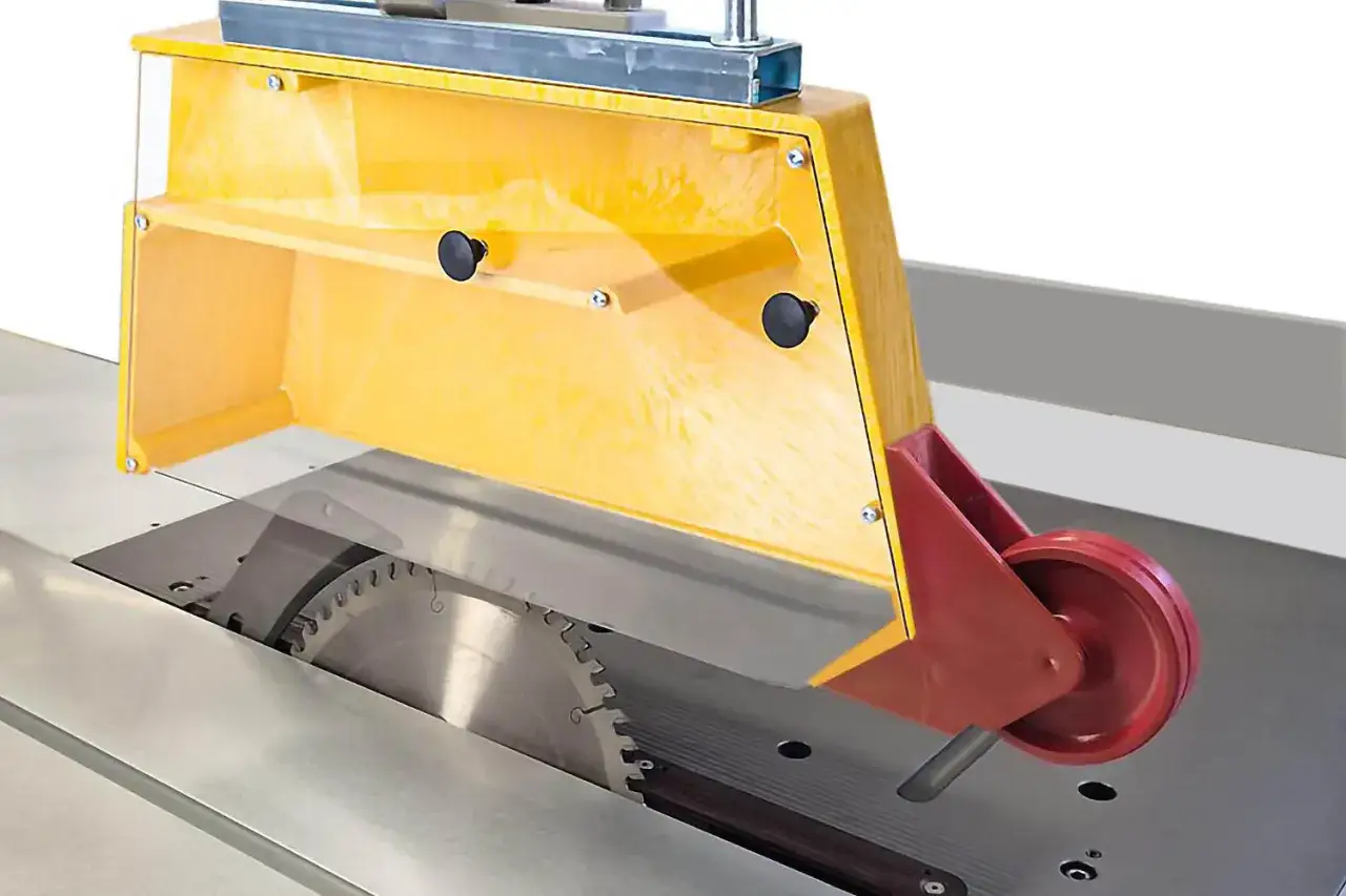 Sicherheitsvorrichtung für eine Baukreissäge mit gelbem Gehäuse und rotem Rad.