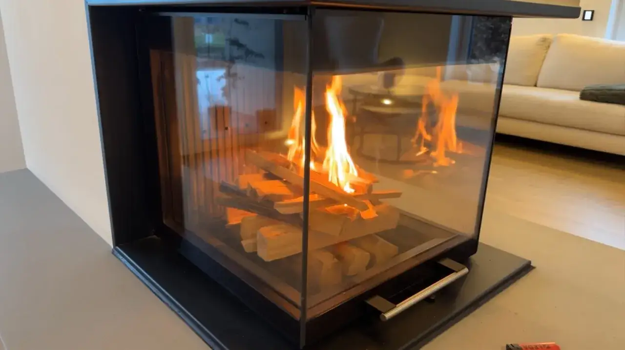 Ein moderner Kamin mit brennendem Holz. Achten Sie darauf, welches Holz Sie verbrennen, denn nicht jedes Holz ist geeignet.